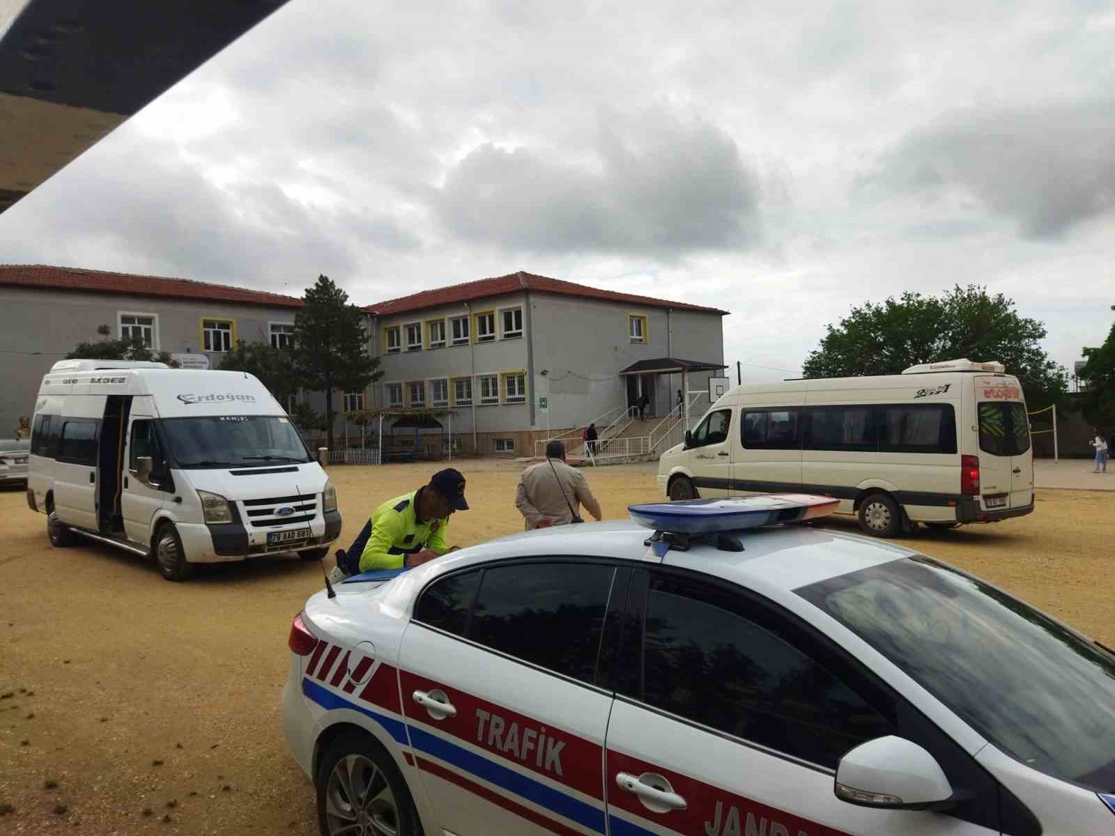 Kilis’te öğrencilere trafik eğitimi verildi, servis araçları denetlendi