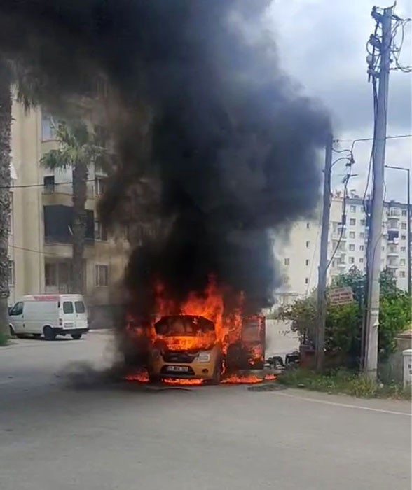 Hafif ticari ara&ccedil; alev alev yandı
