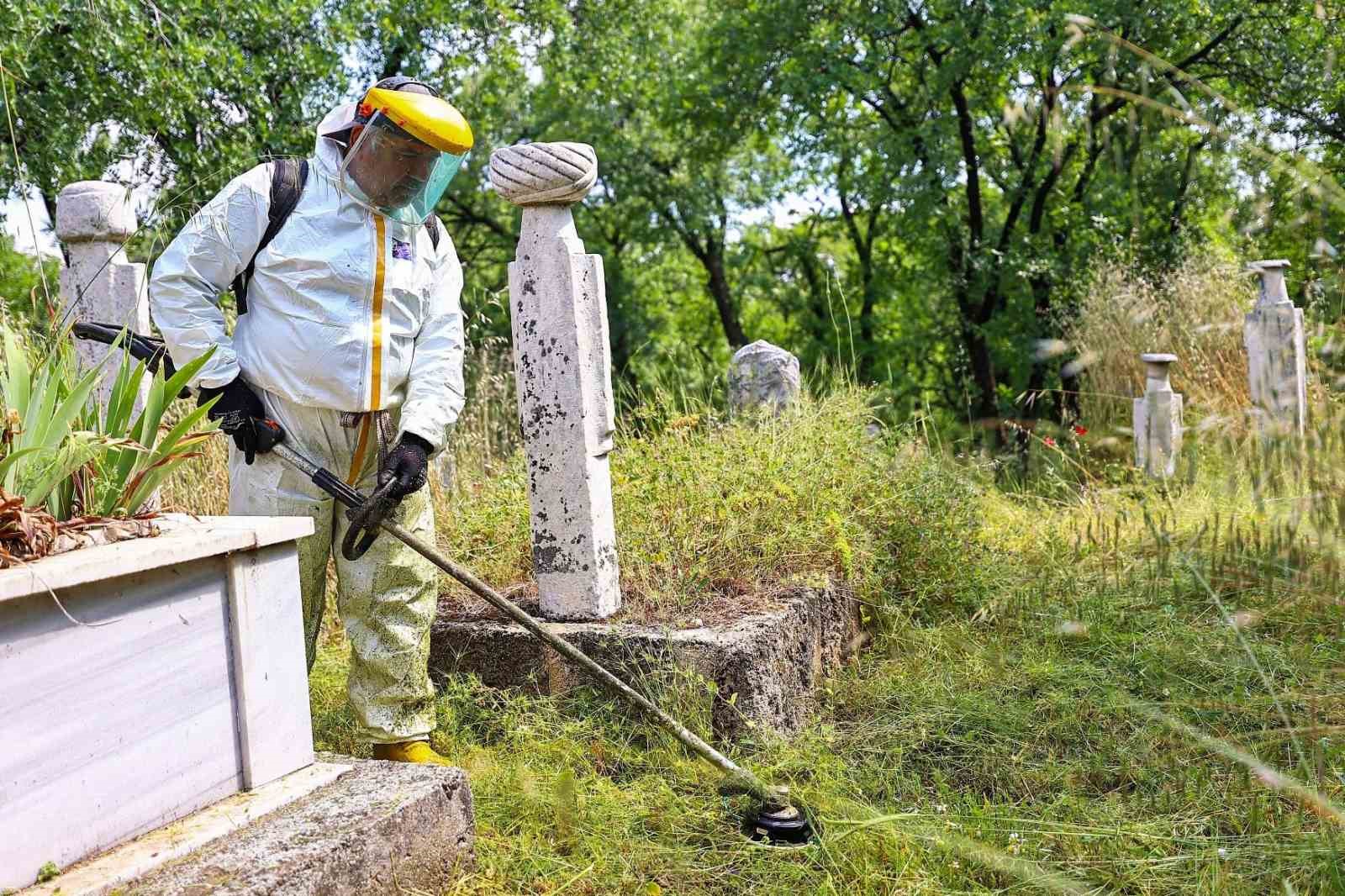 Denizli’de mezarlıklar Kurban Bayramına hazır