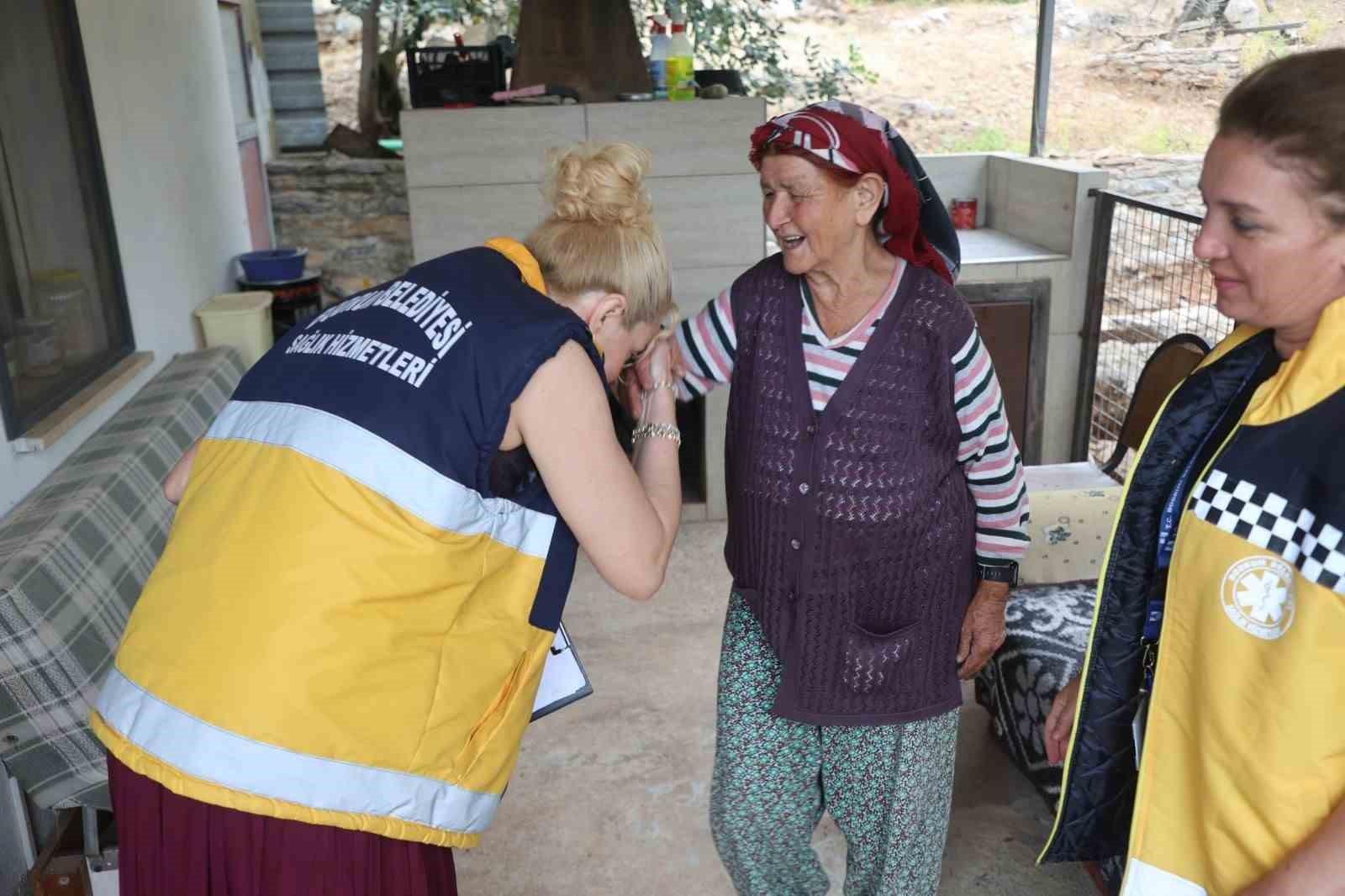 Bodrum Belediyesi’nden yatağa bağımlı hastalara bayram ziyareti