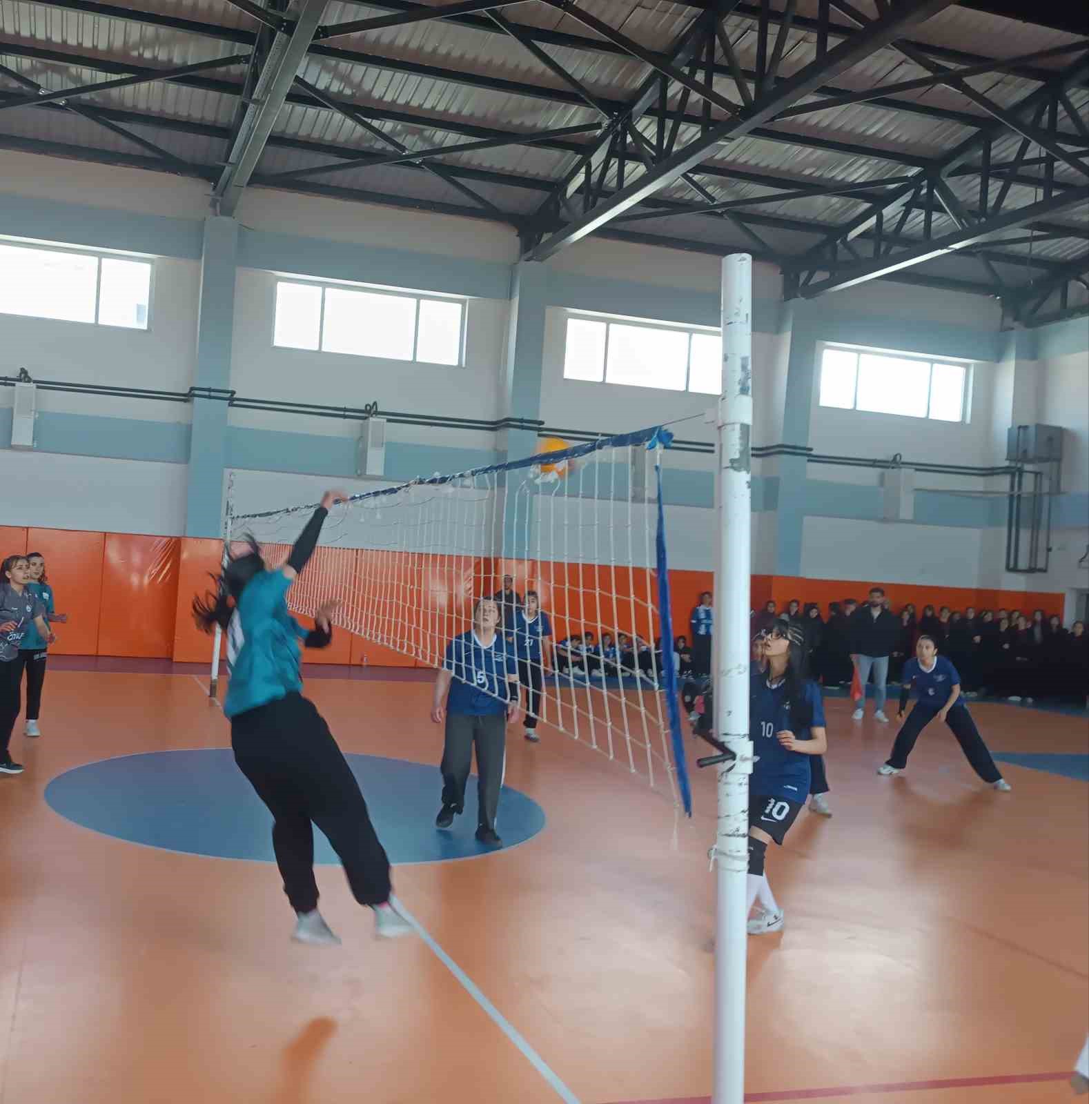 &Ouml;zalp&rsquo;te Liseler Arası Voleybol Turnuvası d&uuml;zenlendi
