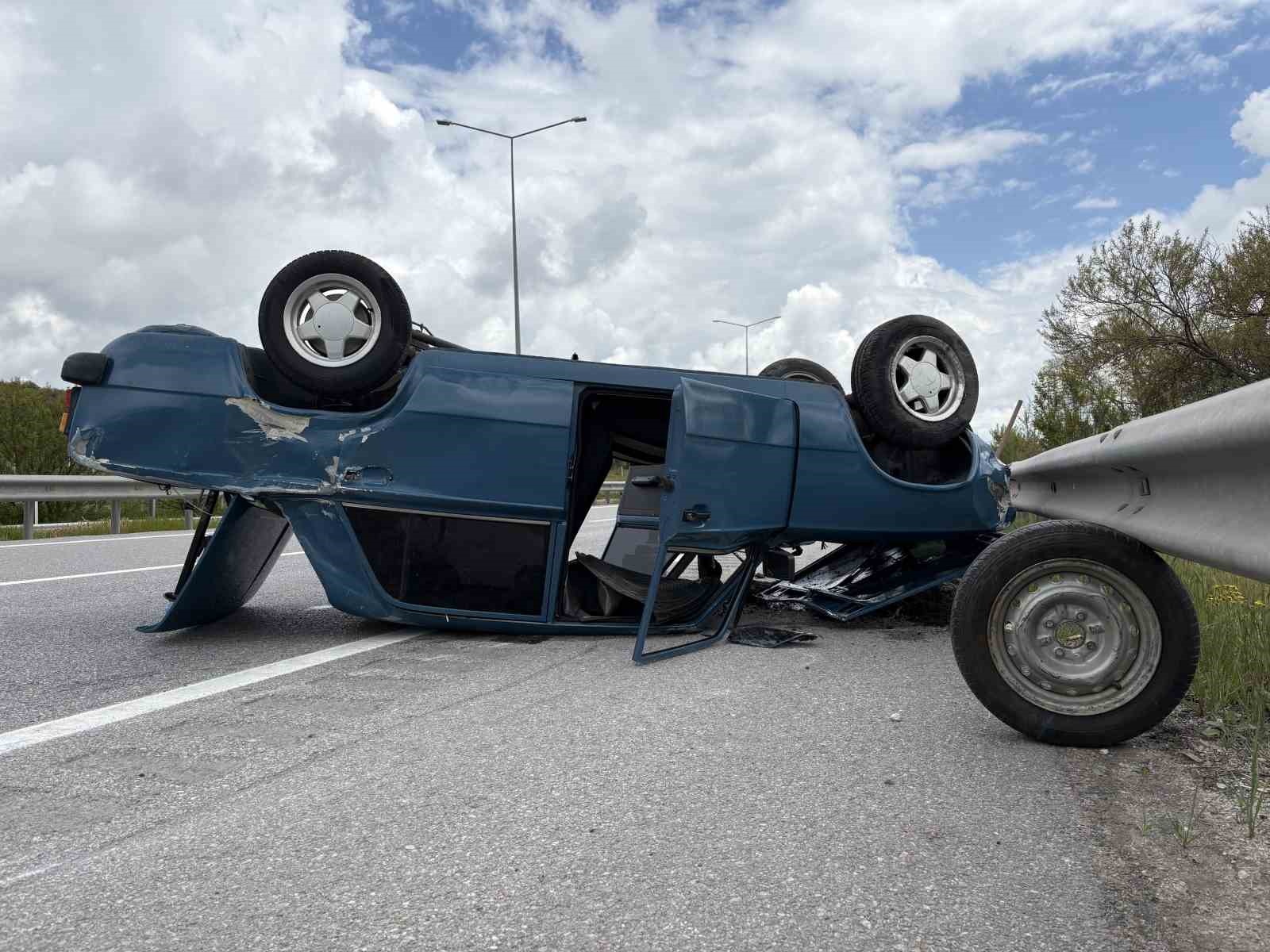 &Ccedil;orum&rsquo;da bariyerlere &ccedil;arpan otomobil devrildi: 1 yaralı
