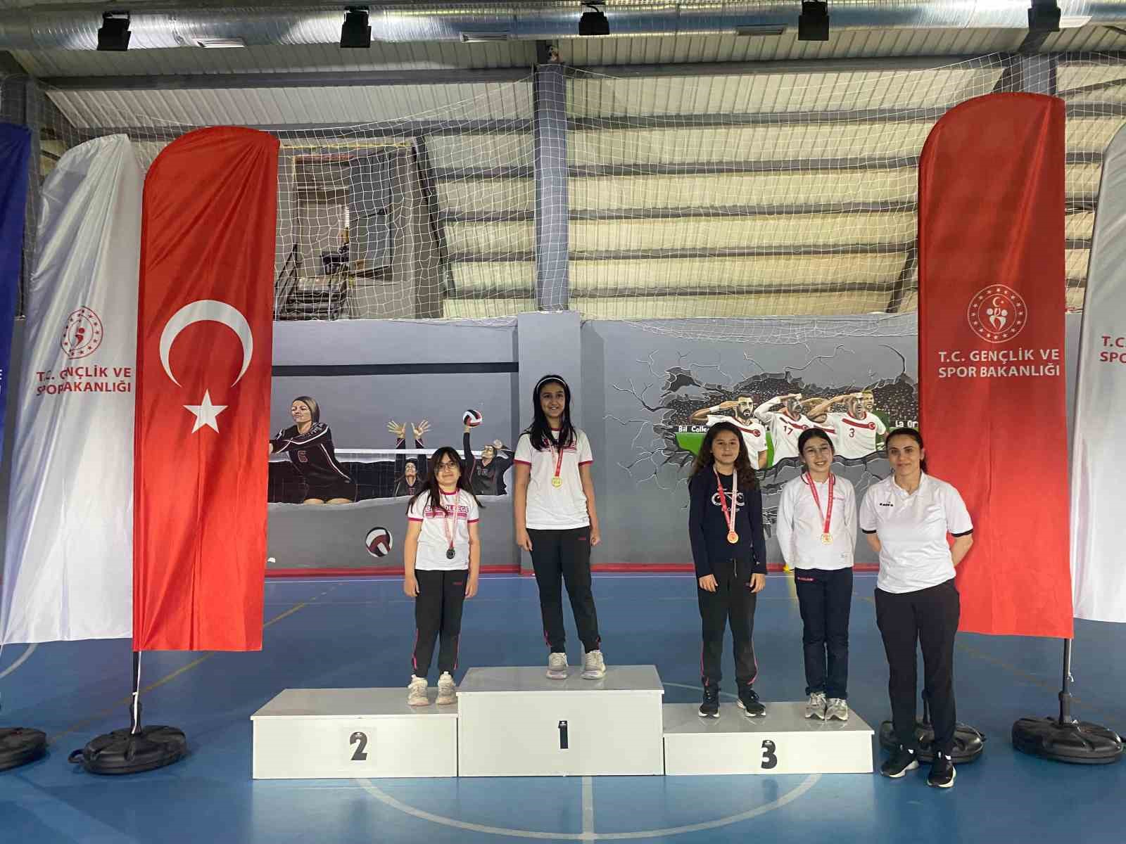 Tavşanlı&rsquo;da &ouml;ğrenciler ellerindeki haritalarla zamana karşı yarıştı

