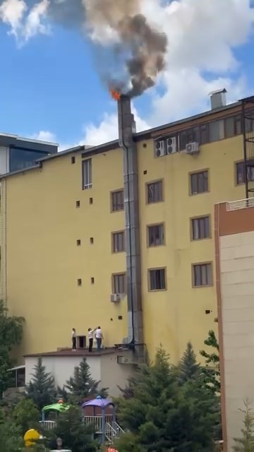 Elazığ&rsquo;da &ccedil;ıkan baca yangını korkuttu
