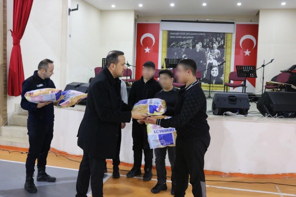 Cezaevindeki &ccedil;ocuklarla anlamlı buluşma
