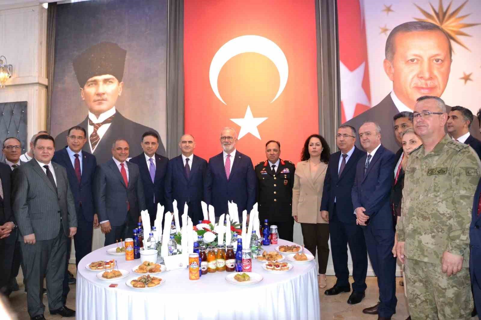 Manisa protokolü bayramlaştı