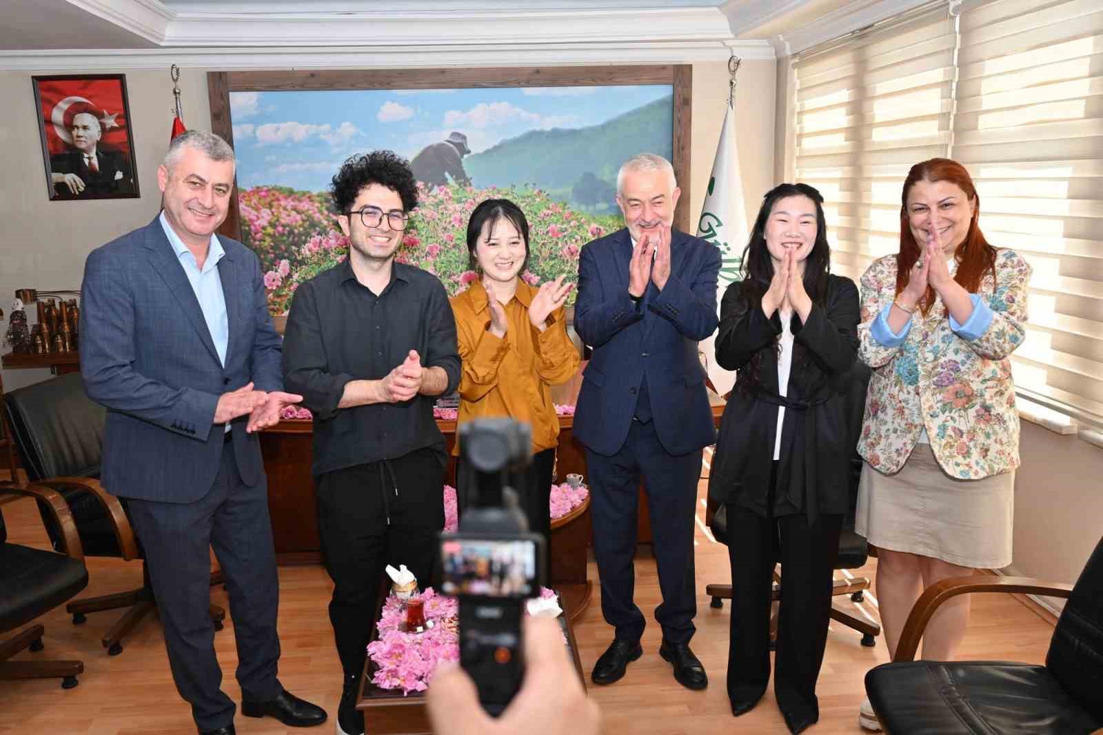 Başkan Başdeğirmen, &Ccedil;in&rsquo;de 40 milyon takip&ccedil;ili fenomene Isparta g&uuml;l&uuml;n&uuml; anlattı
