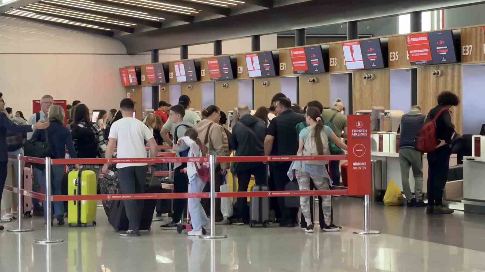 İstanbul Havalimanı&rsquo;nda bayram hareketliliği başladı
