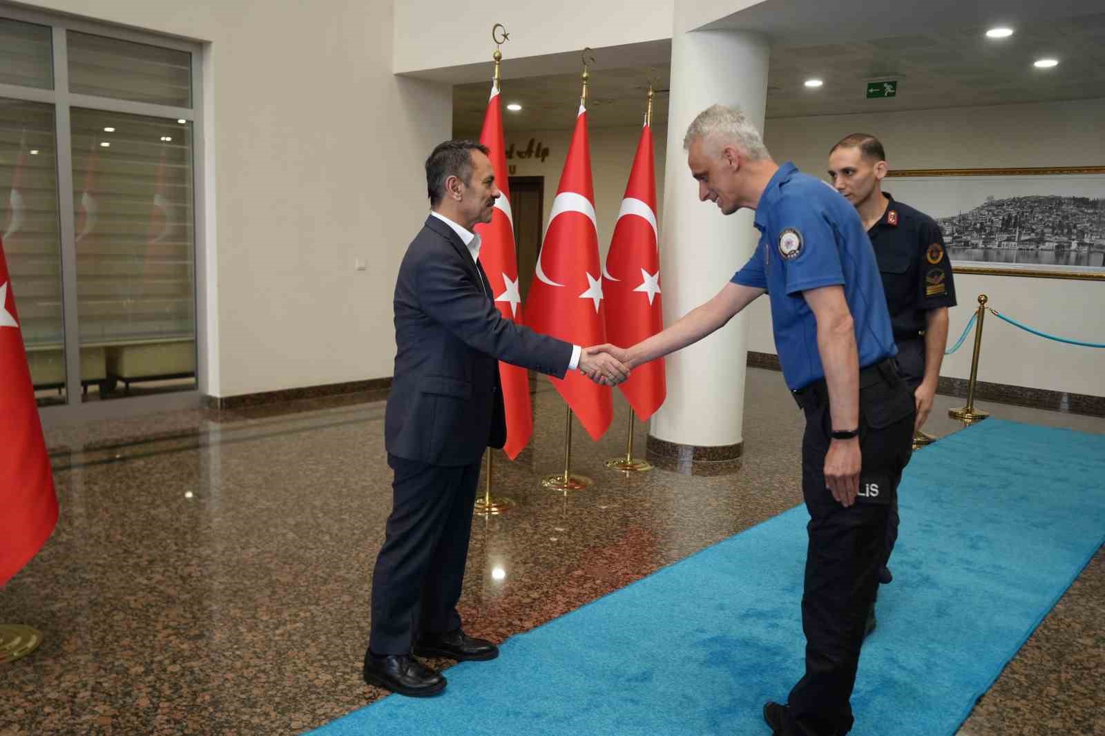 Vali Aktaş, kamu personeliyle bayramlaştı: "Ekipler 9 g&uuml;n boyunca sahada olacak"
