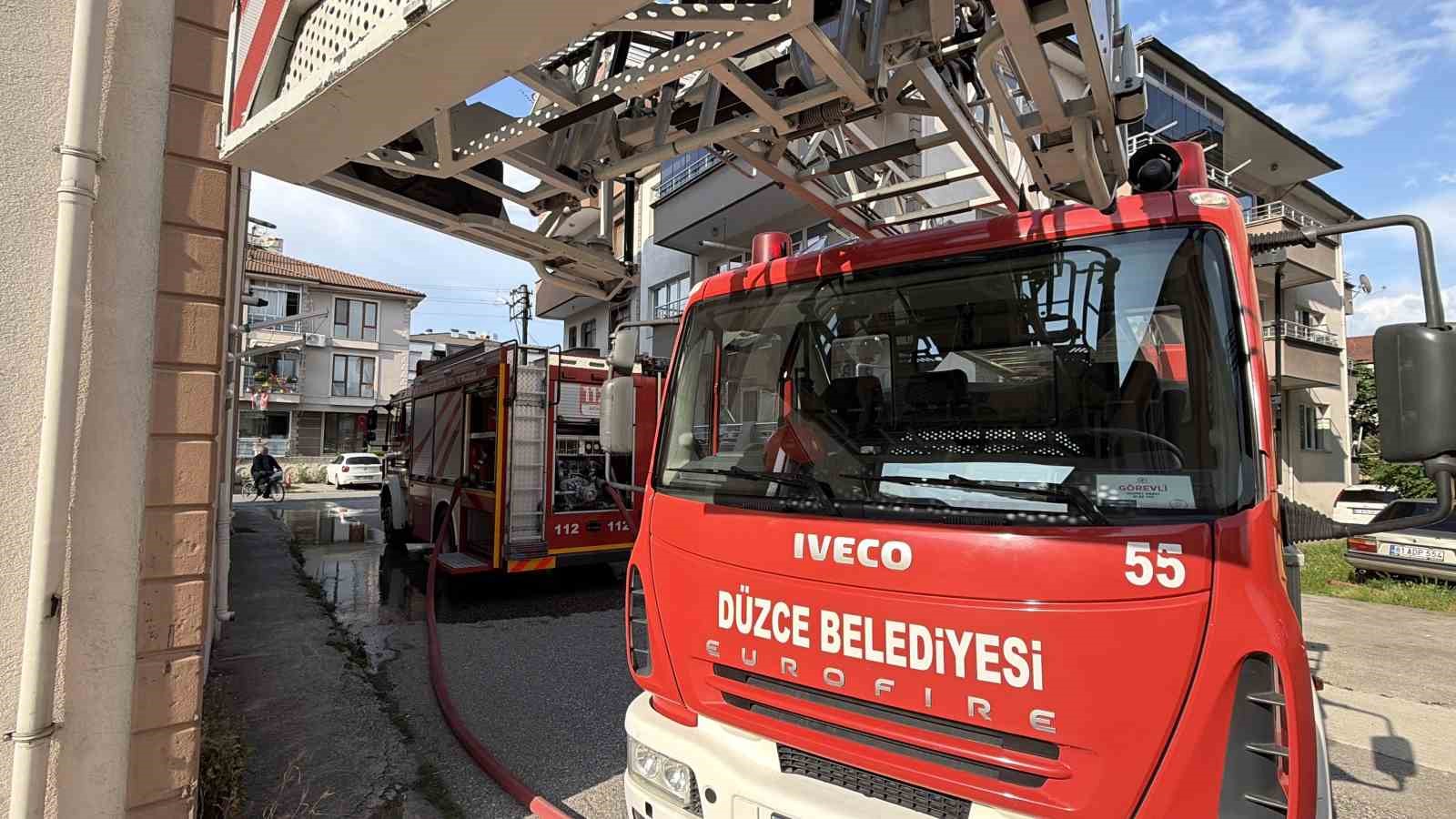 D&uuml;zce&rsquo;de 3 katlı binada yangın paniği
