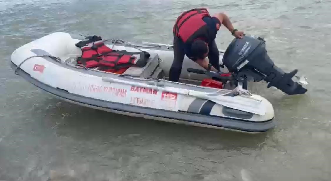 Piknik i&ccedil;in gittileri yerde su seviyesi y&uuml;kselince mahsur kalan vatandaşları itfaiye kurtardı
