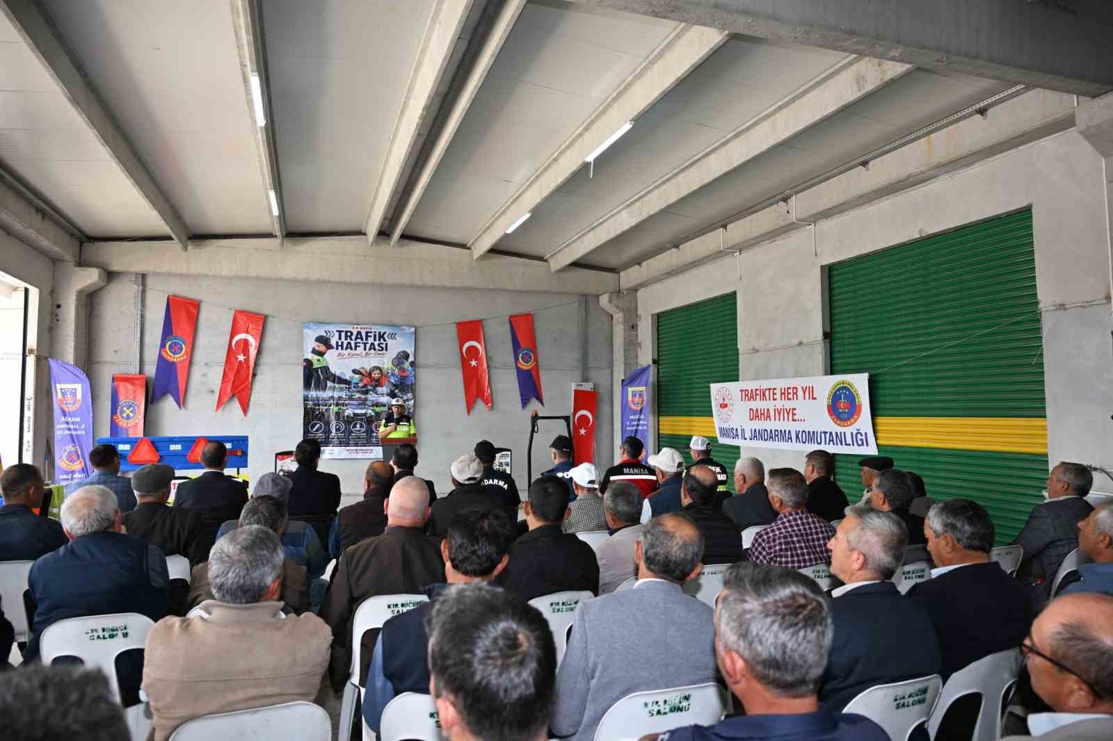 Demirci&rsquo;de trakt&ouml;r s&uuml;r&uuml;c&uuml;lerine reflekt&ouml;r dağıtımı yapıldı
