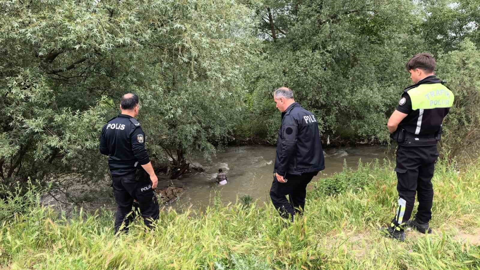 Dereye d&uuml;şerek akıntıya kapıldı, b&ouml;yle kurtarıldı
