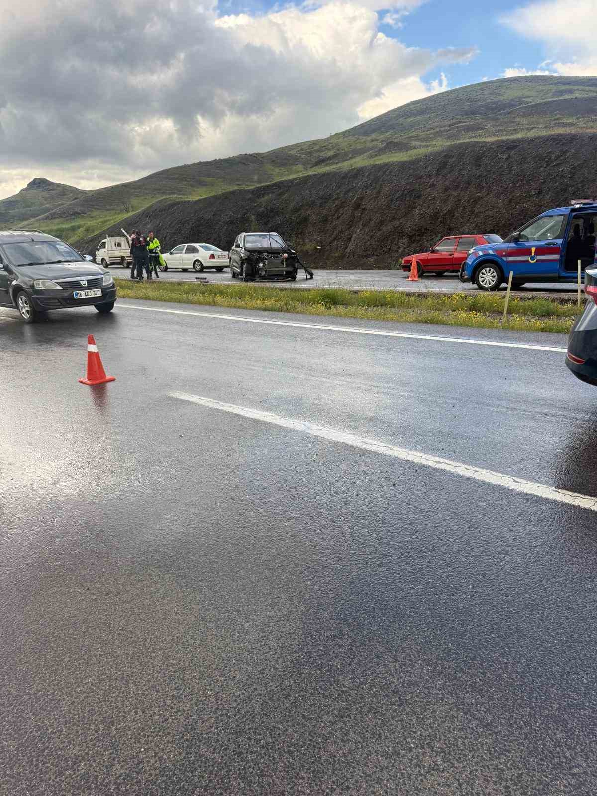 Kaza yapanlara yardım etmek isterken otomobilin &ccedil;arptığı yaya hayatını kaybetti
