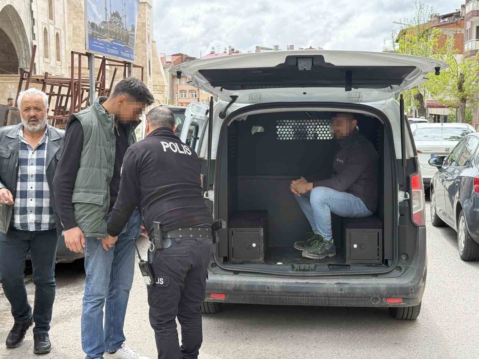 &Uuml;cretleri &ouml;denmeyince &ccedil;alıştıkları cami inşaatının kubbesine &ccedil;ıktılar
