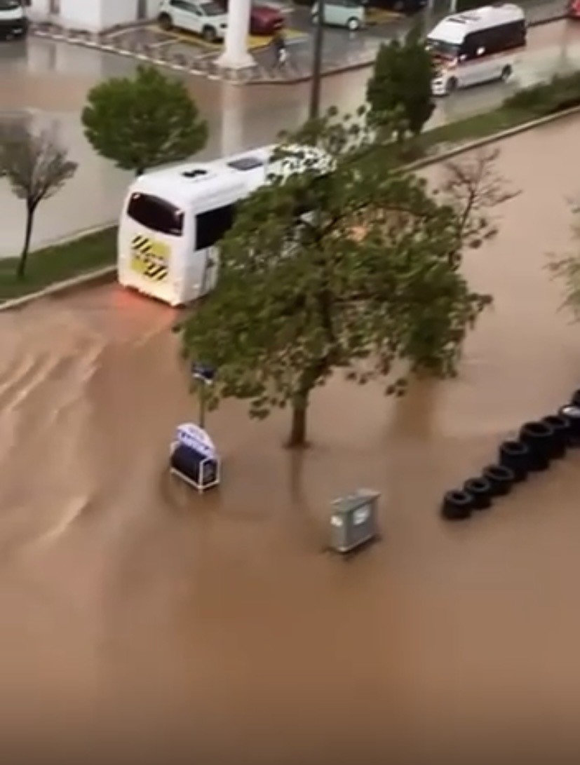 Boz&uuml;y&uuml;k&rsquo;te sağanak yağış hayatı olumsuz etkiledi
