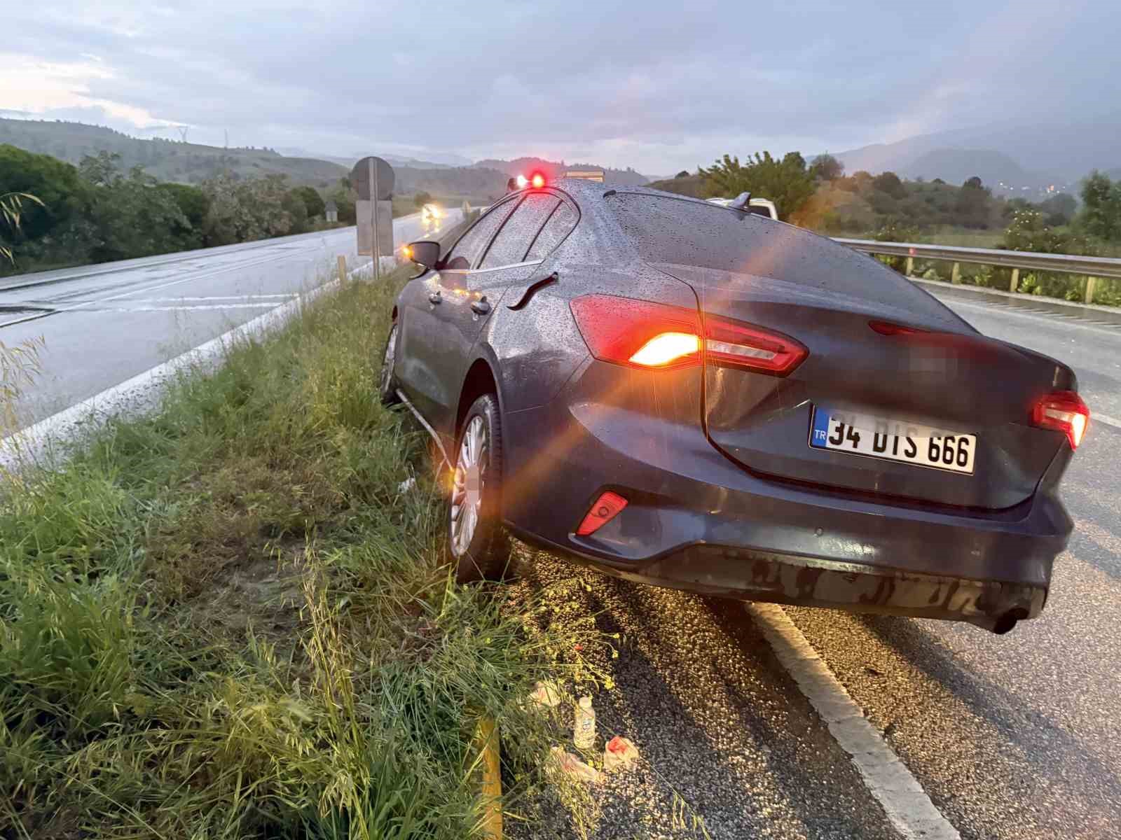 Tekeri kopan otomobil refüje çarptı: 1 yaralı