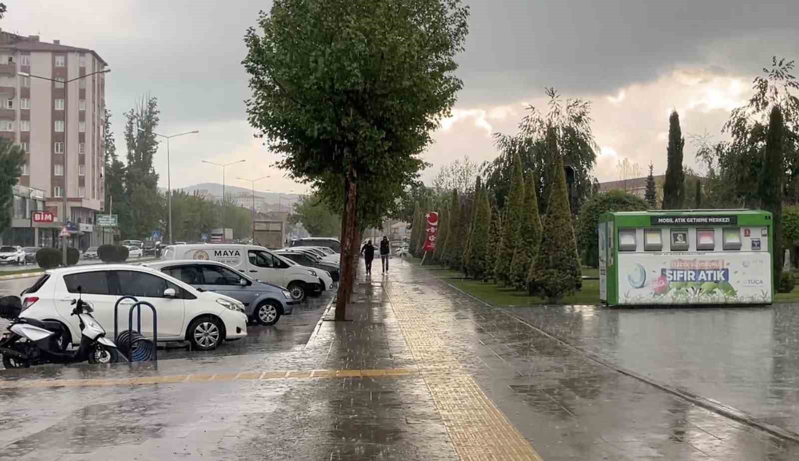 &Ccedil;orum&rsquo;da sağanak yağış etkisini g&ouml;sterdi
