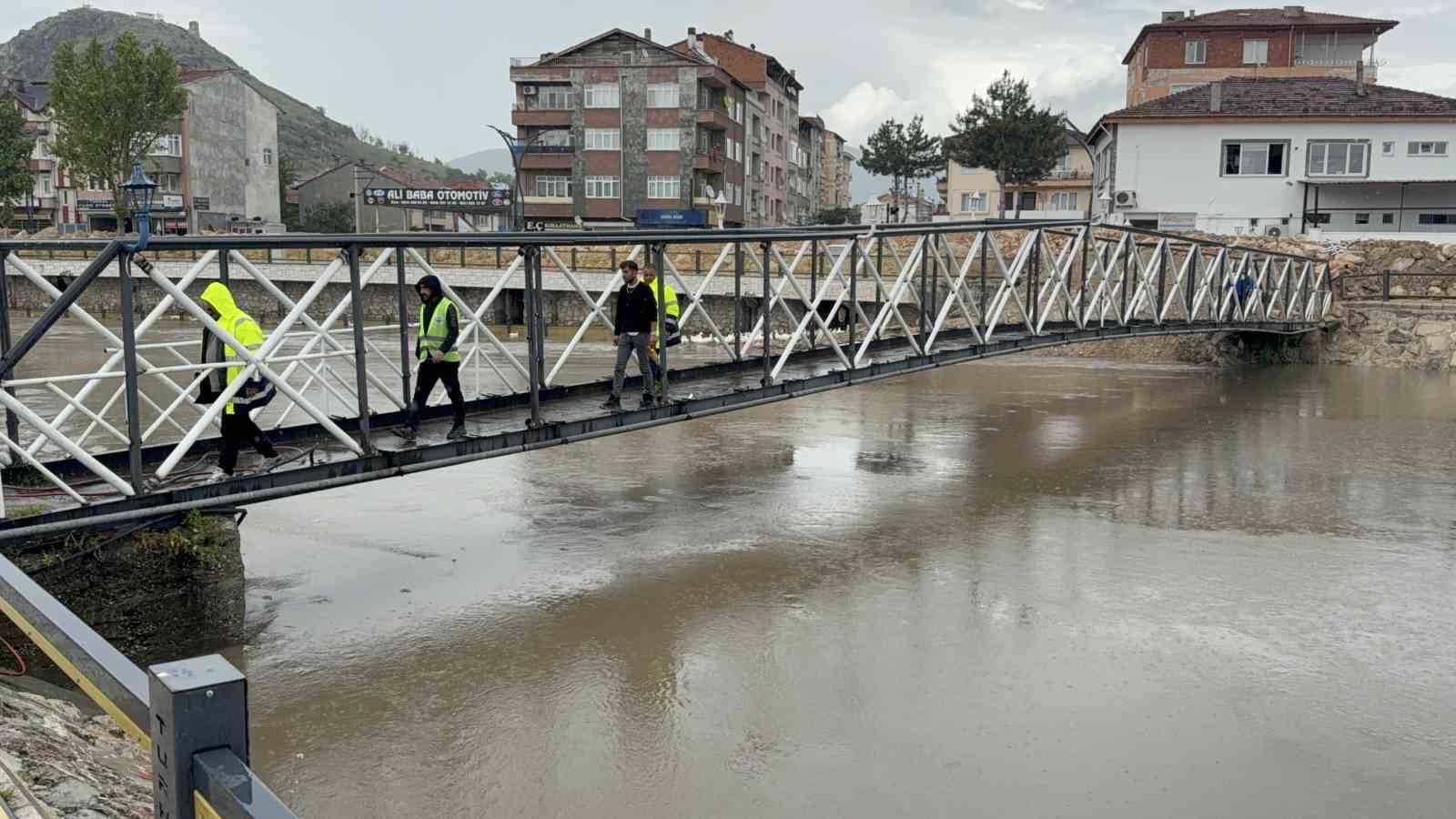 Turhal&rsquo;da taşkın riski nedeniyle k&ouml;pr&uuml;lerde yıkım ve s&ouml;k&uuml;m &ccedil;alışması başladı
