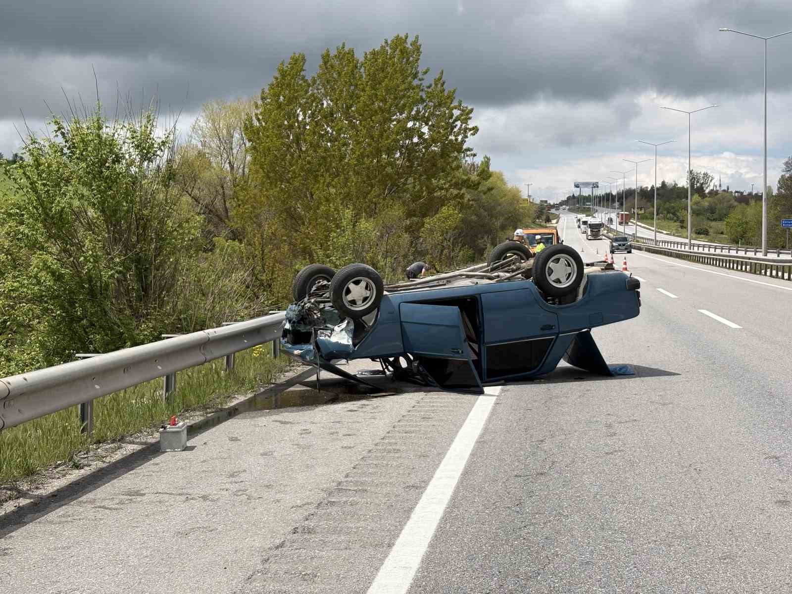 Çorum’da bariyerlere çarpan otomobil devrildi: 1 yaralı
