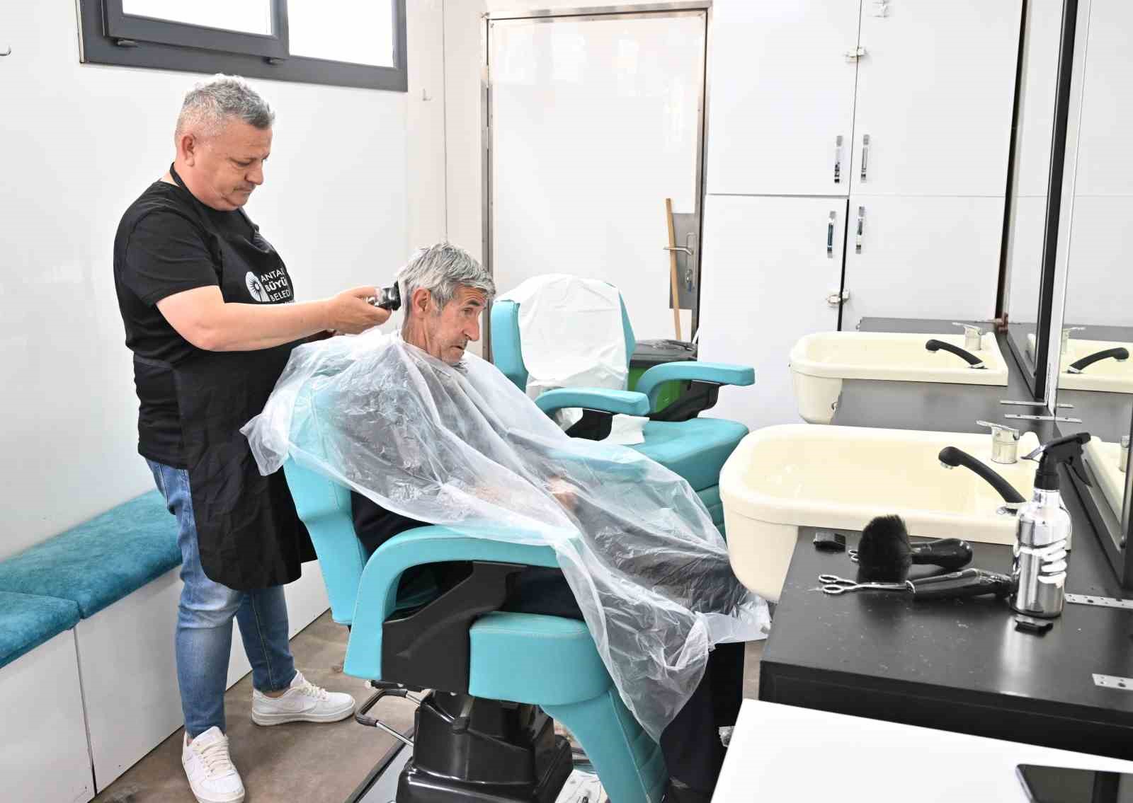 ’Mobil Kuaför’den huzurevi sakinlerine bayram tıraşı
