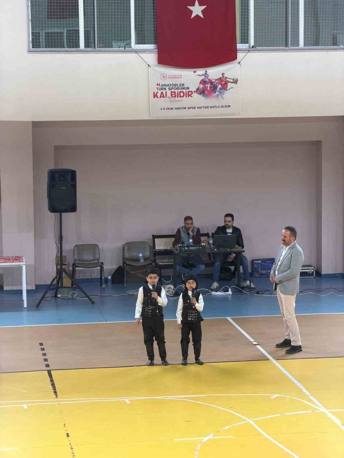 Kağızman&rsquo;da okuma bayramı coşkusu: Minik &ouml;ğrencilerden muhteşem g&ouml;steri
