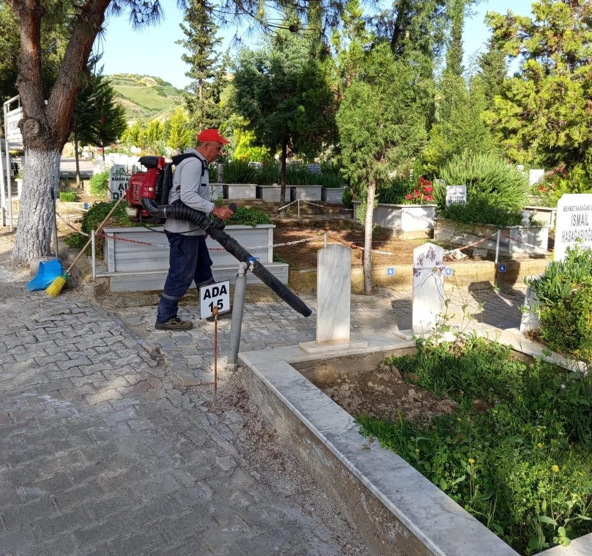 Manisa B&uuml;y&uuml;kşehir mezarlıkları Kurban Bayramı&rsquo;na hazırlıyor
