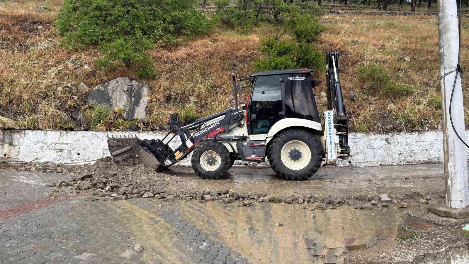 Bozdoğan&rsquo;da sağanak yağış sonrası ekipler sahada
