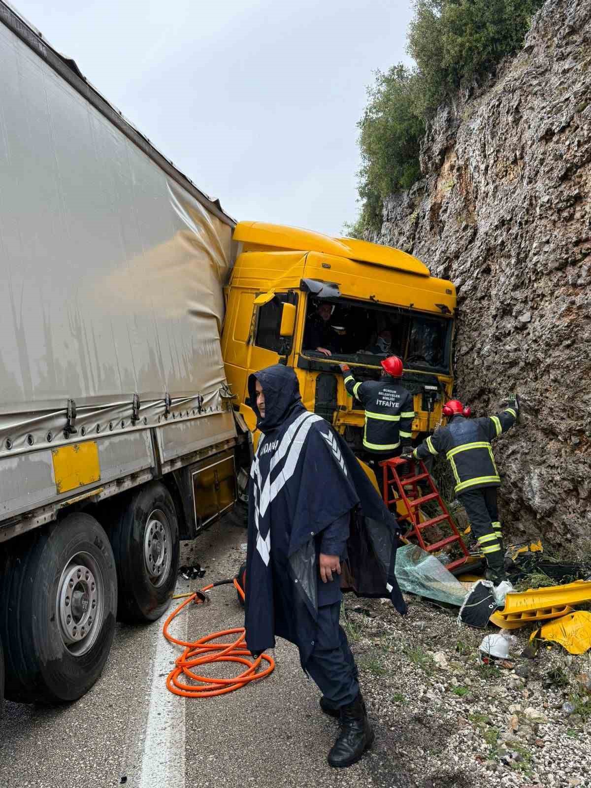 Makaslayan tır yol kenarındaki kayalıklara &ccedil;arptı: 1 yaralı
