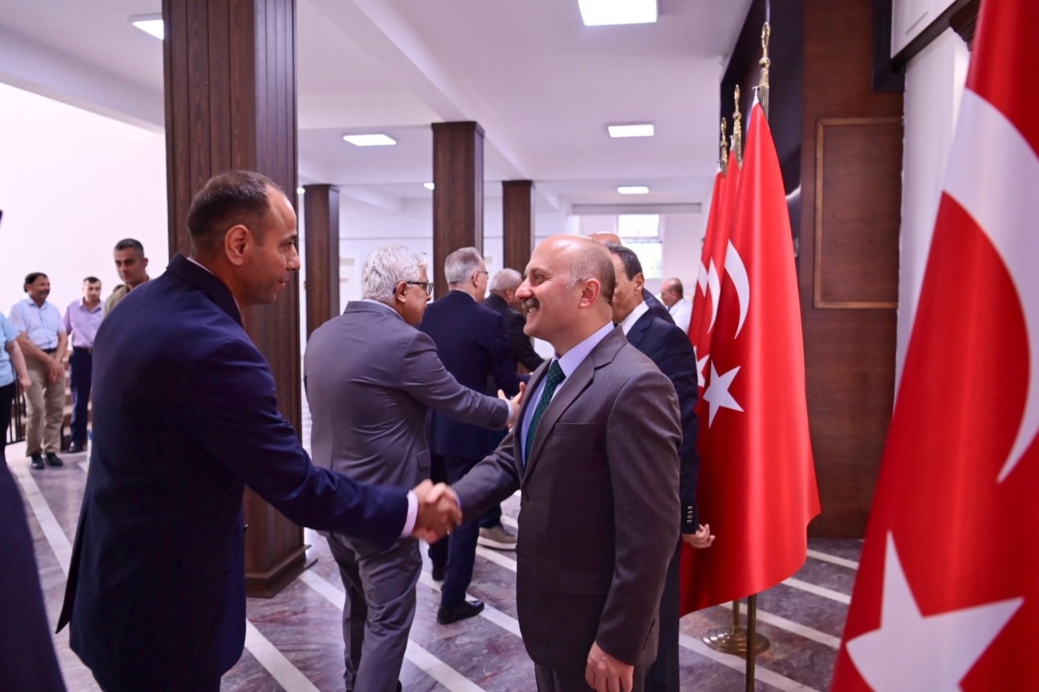 Vali Varol personelle bayramlaştı
