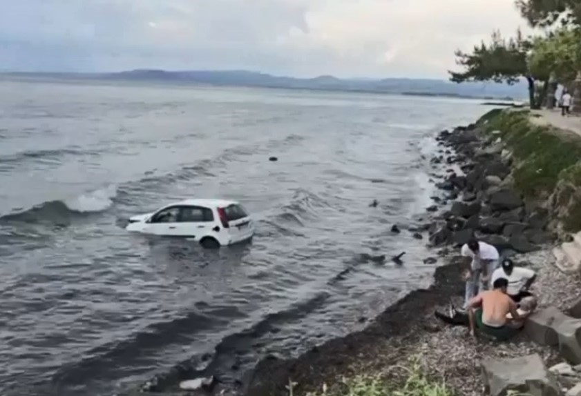 Kuşadası’nda otomobil denize uçtu: 1 yaralı