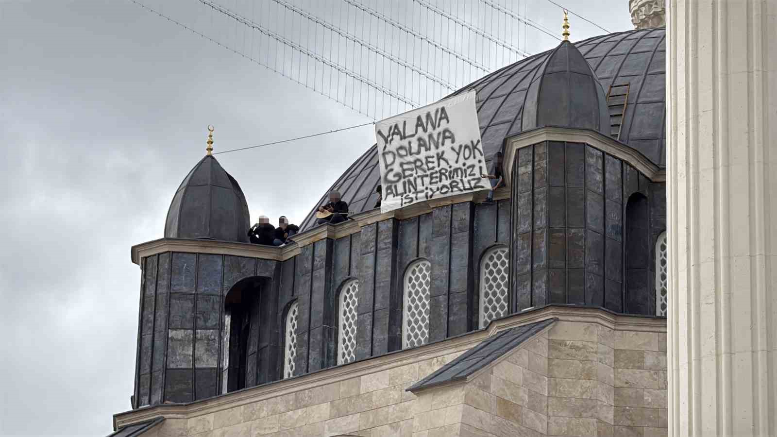 Ücretleri ödenmeyince çalıştıkları cami inşaatının kubbesine çıktılar
