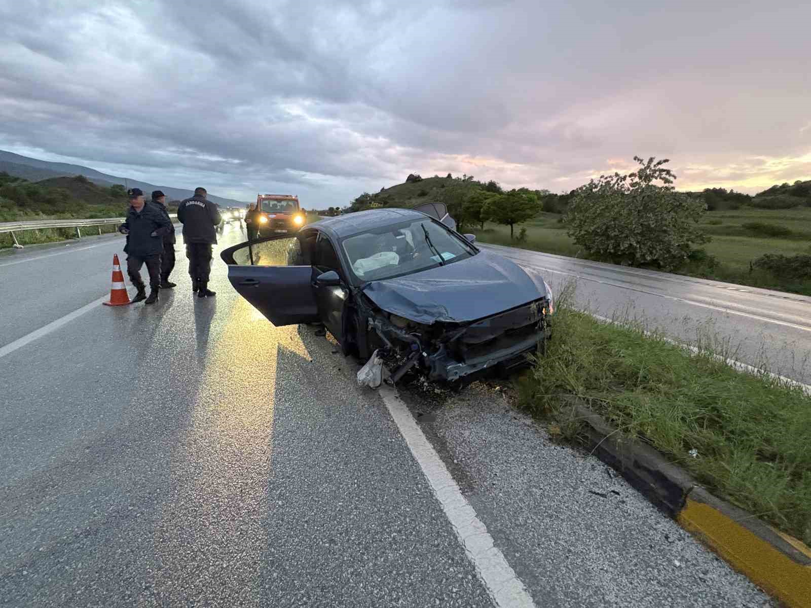 Tekeri kopan otomobil refüje çarptı: 1 yaralı