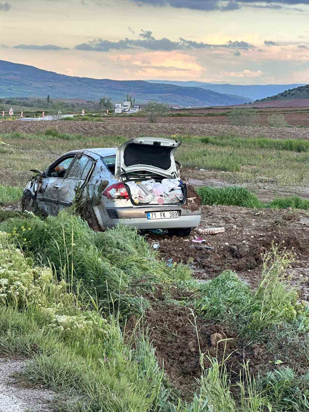 Kaygan yolda kontrolden çıkan otomobil takla attı: 5 yaralı