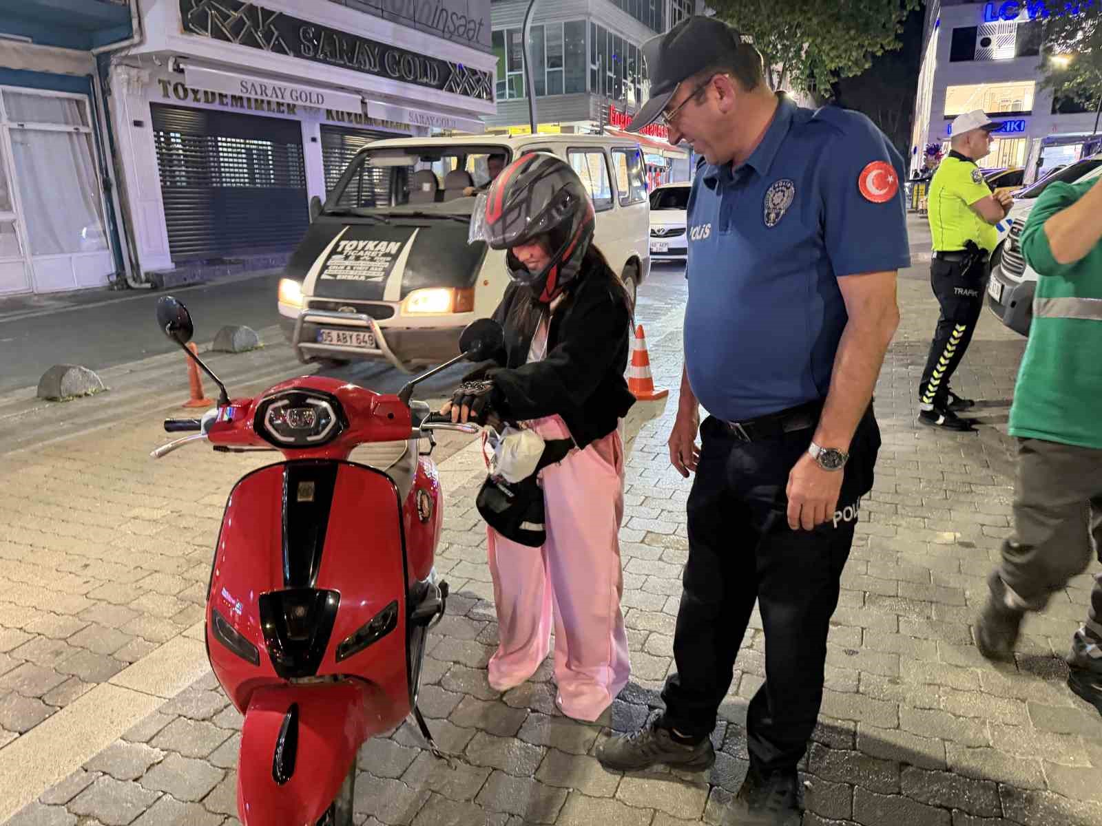Ehliyet sevincini polislere erik ikram ederek paylaştı
