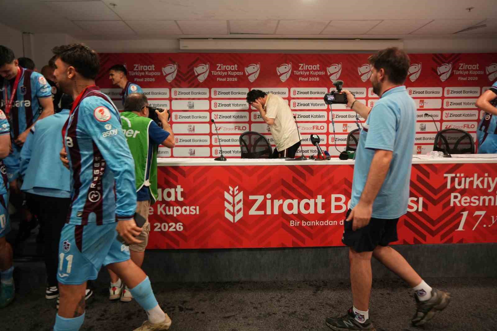 Fatih Tekke: "Çok şükür taraftarımızı mutlu ettik, camiamıza bir kez daha kupa kazandırdık"