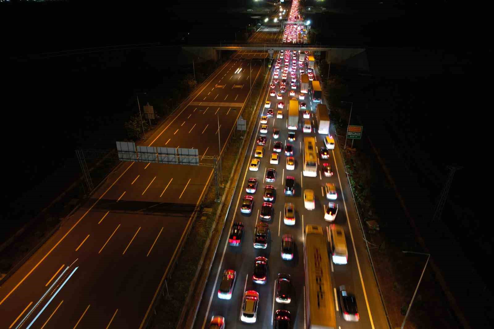 Bayram göçü başladı: Otoyolların kesişim noktasında trafik durdu

