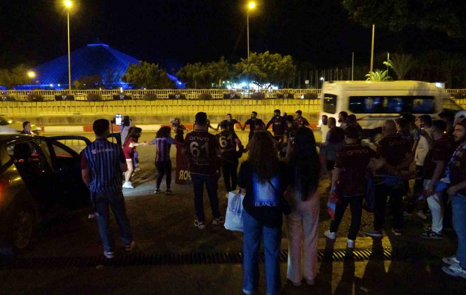 Antalya’da bordo-mavili taraftarlardan kupa coşkusu