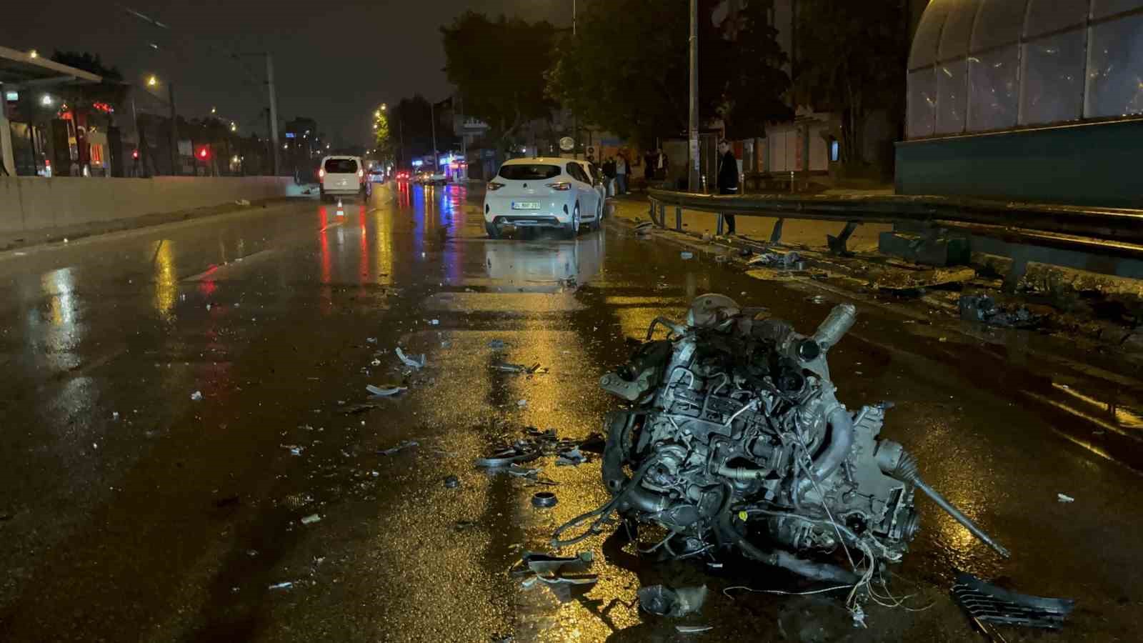 Kaza yaptı, motor yerinden çıktı: 1’i ağır 2 yaralı