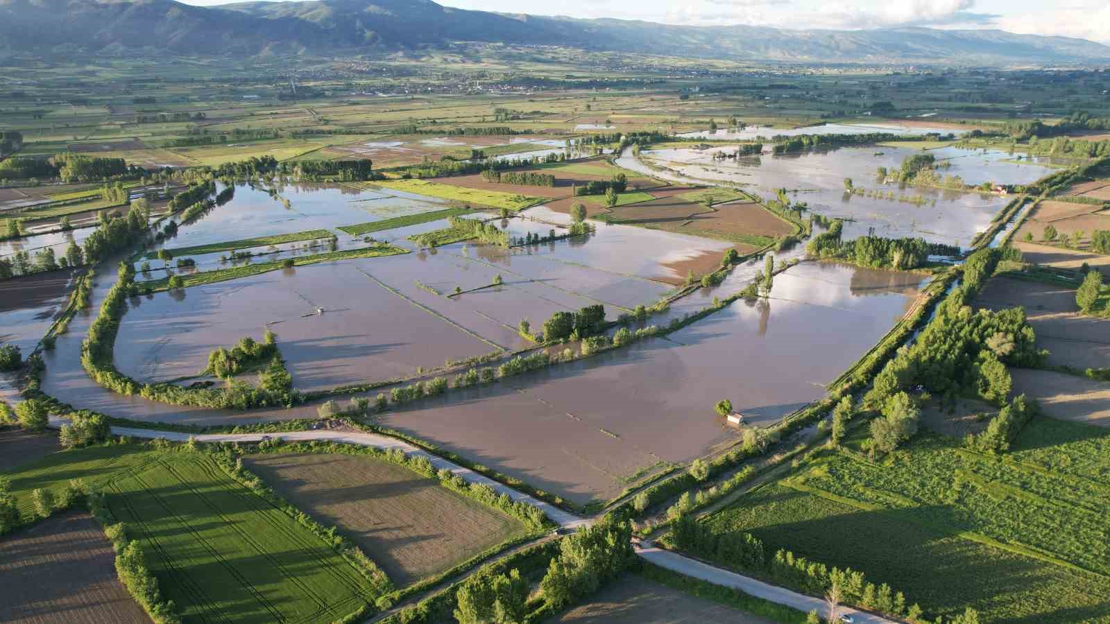 Tokat&rsquo;ta Yeşilırmak taştı, tarım arazileri sular altında kaldı
