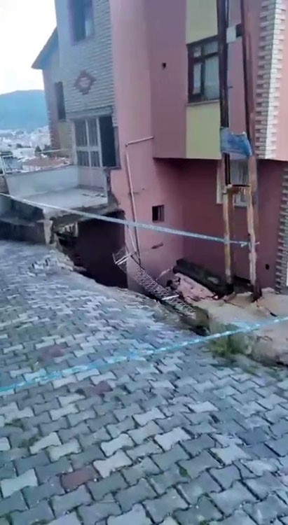 Çöken istinat duvarı binada hasar oluşturdu