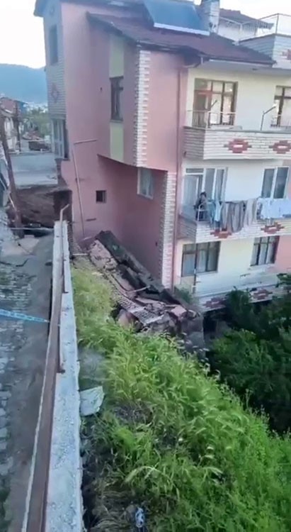 &Ccedil;&ouml;ken istinat duvarı binada hasar oluşturdu
