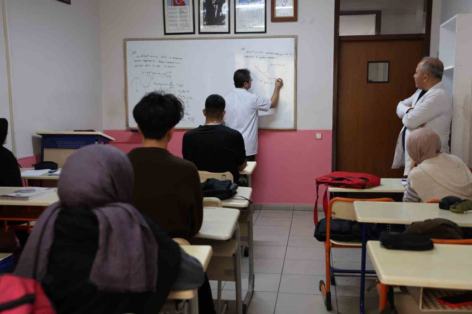 Bayram tatilinde YKS ve LGS &ouml;ğrencilerine g&uuml;nde 10 saat &ccedil;alışın tavisyesi
