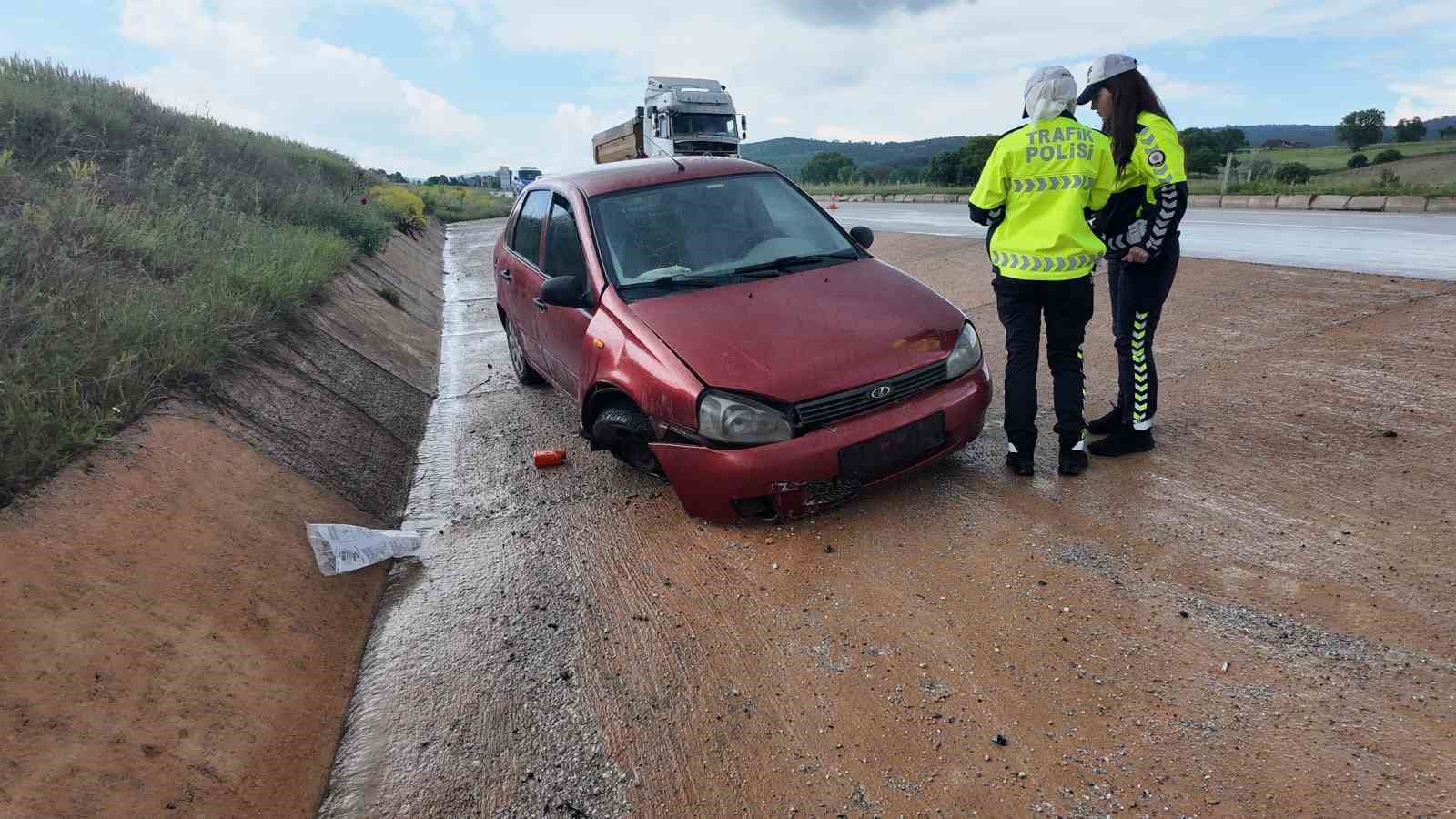 Gediz’de otomobil yoldan çıktı: 4 yaralı