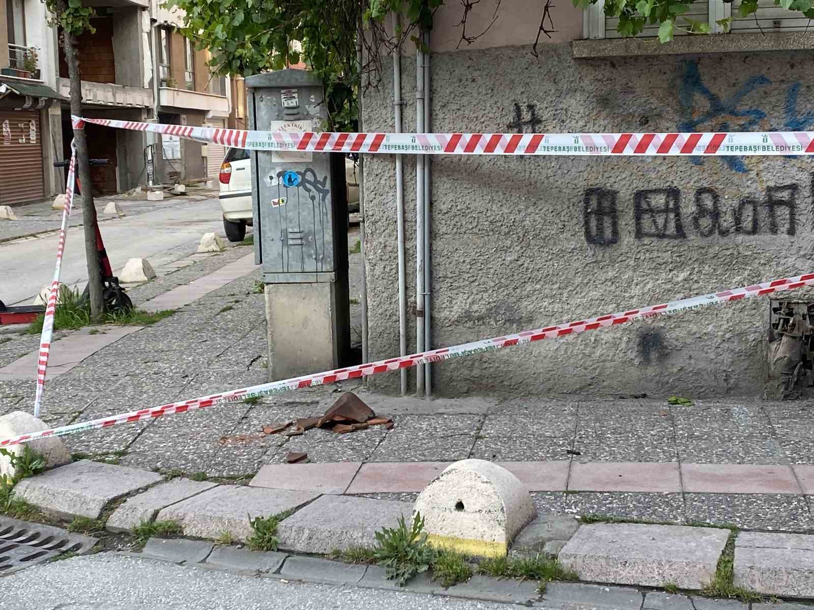 Binadan düşen kiremitler için emniyet şeridi çekildi
