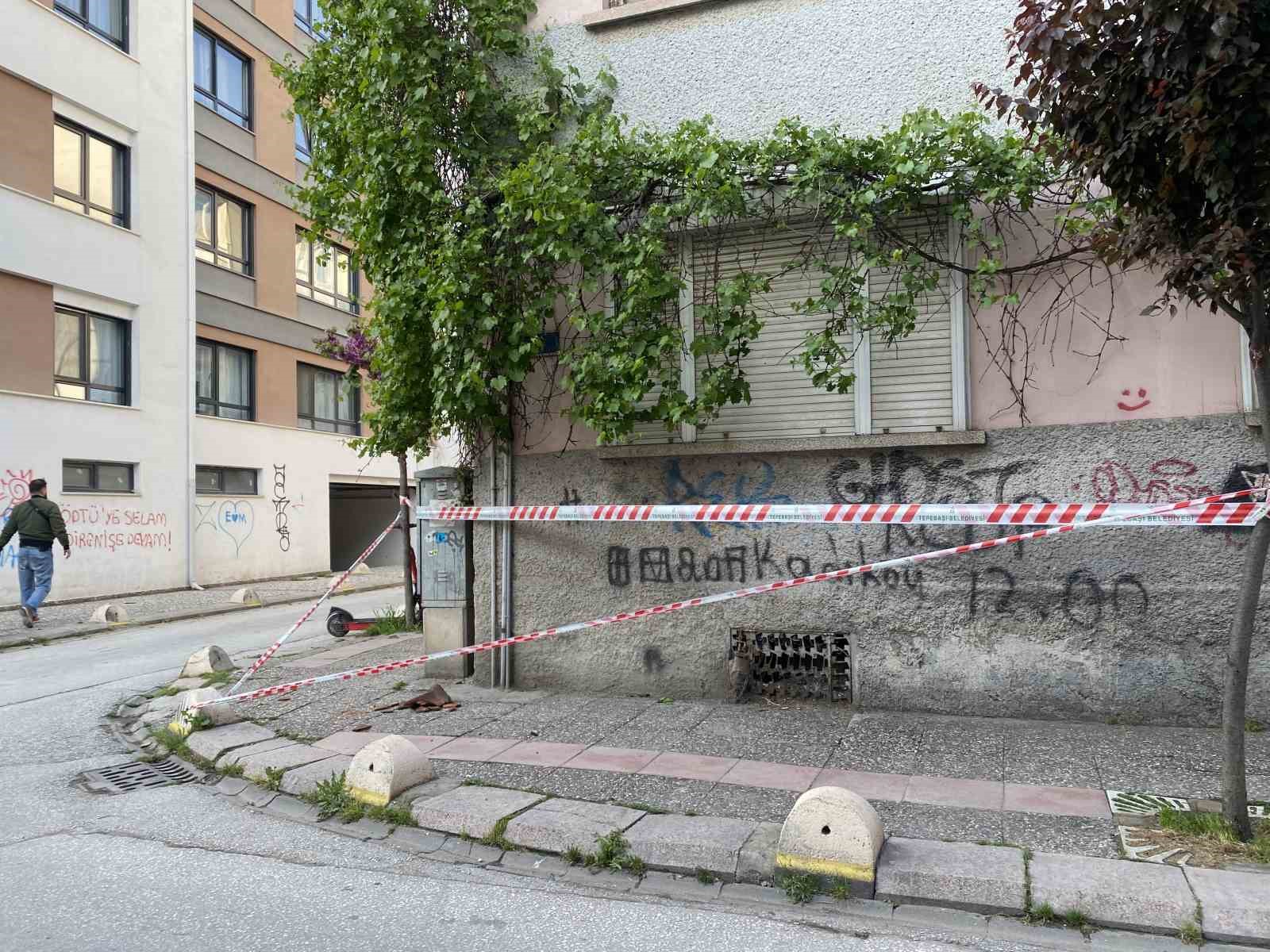 Binadan düşen kiremitler için emniyet şeridi çekildi