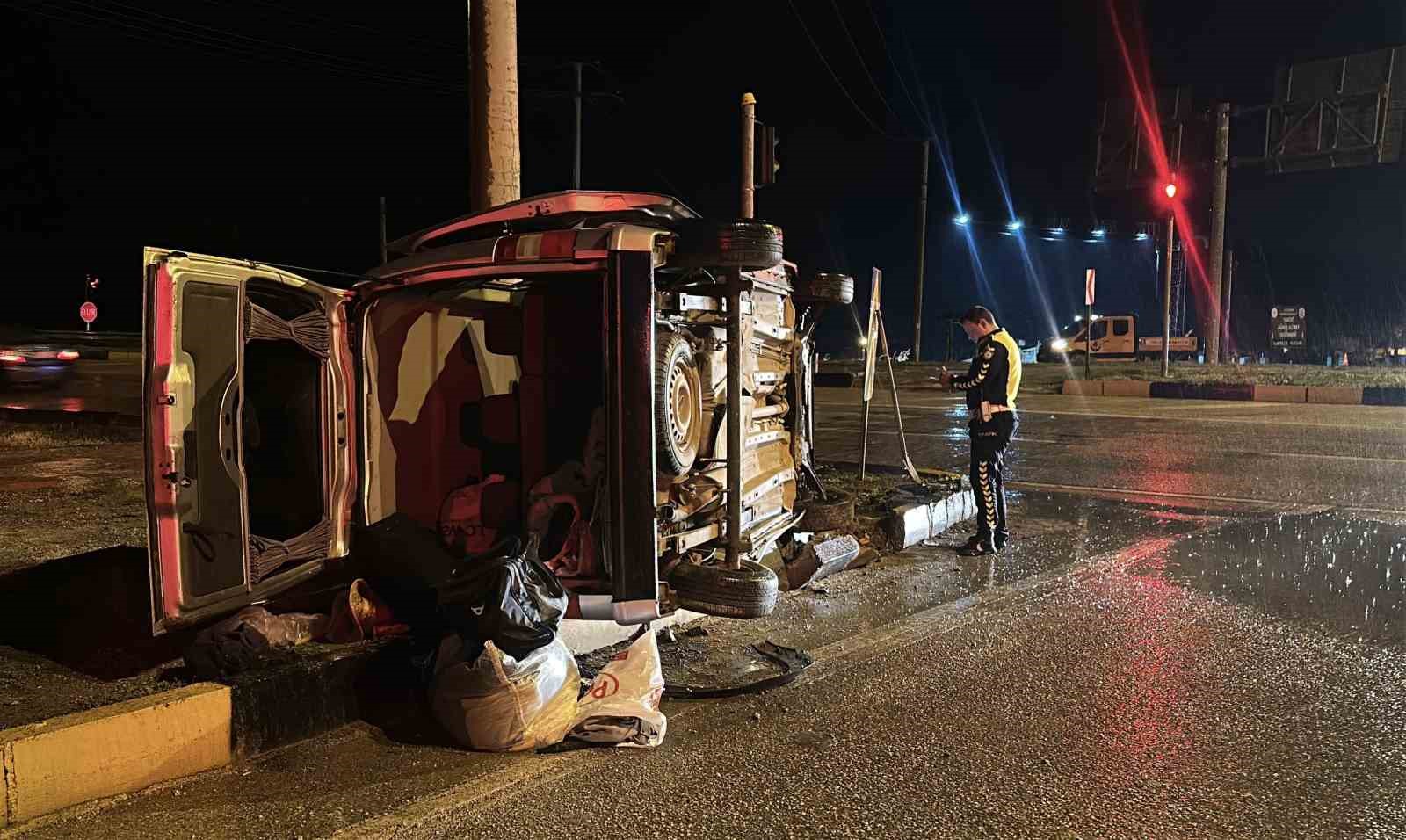 Burdur’da otomobil ile hafif ticari araç çarpıştı: 1 ölü, 5 yaralı