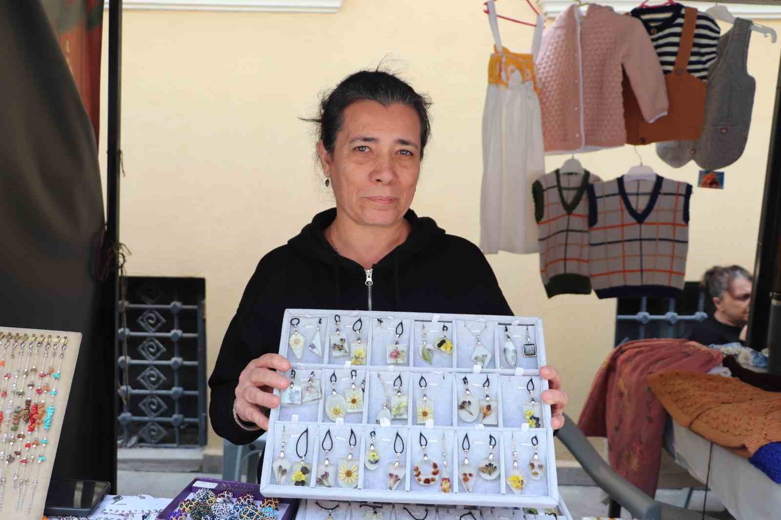 Hobi olarak başladı, şimdi el emeği takı sergiliyor