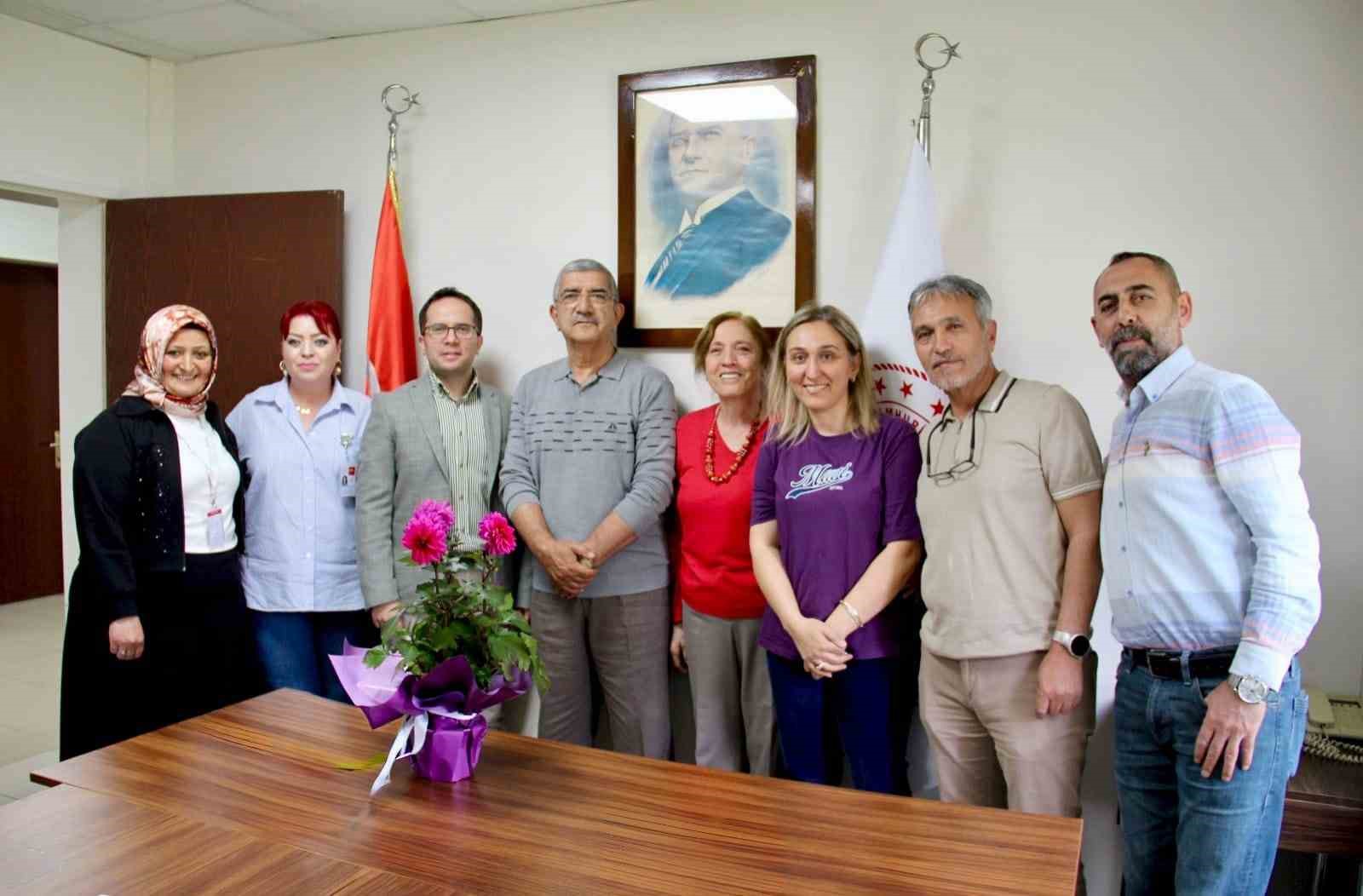 Emekli olan 43 yıllık doktora veda
