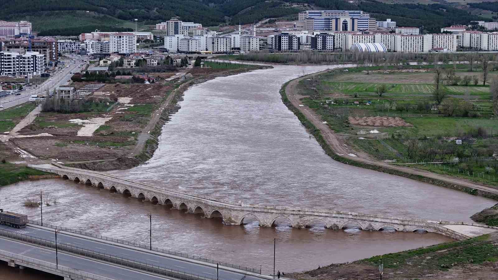Modern köprüler bir bir yıkılırken, Selçuklu köprüsü 8 asırdır dimdik ayakta duruyor
